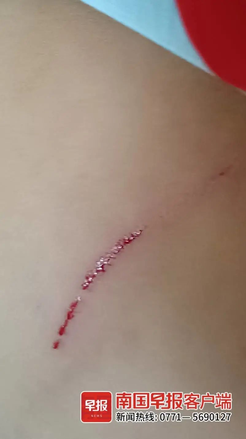DƬ